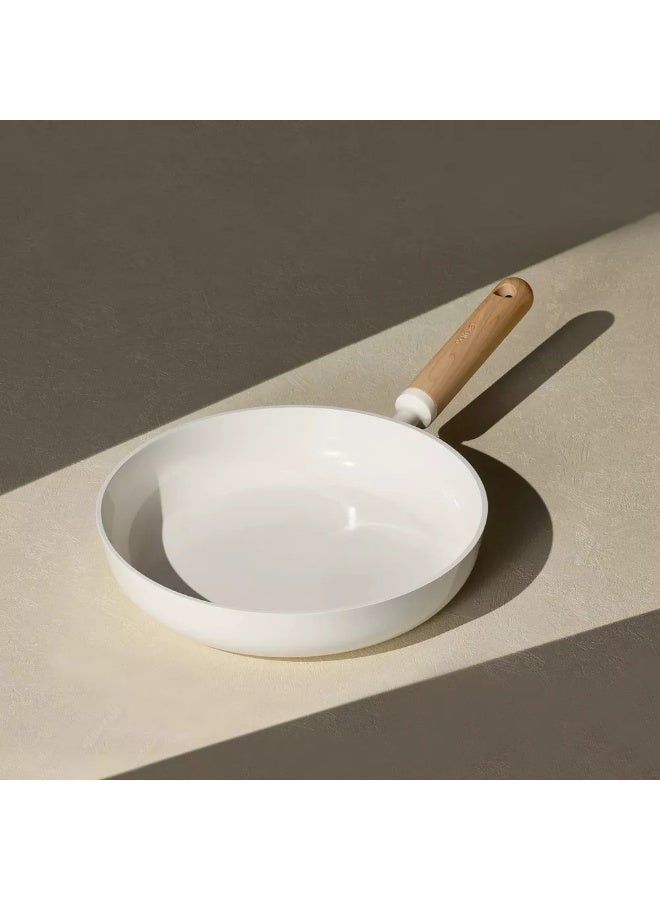 كاروت مقلاة كاروت 10 بوصات سيراميك غير لاصقة بطلاء صحي غير سام خالٍ من PFAS، بمقبض بتصميم خشبي وقاعدة توزيع حرارة متساوٍ، متوافقة مع جميع المواقد وآمنة لغسالة الصحون (كريمي) - Image 5